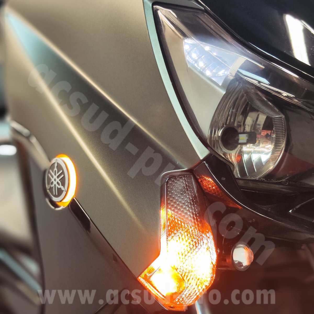Feu additionnel LED RB Max Yamaha 530-560 cc 2015-2024 / Tracer 7-9 / MT 07-09-10 / Ténéré 700 / XMAX 125 cc / NMAX (Ø50 mm) - La paire - vue 2