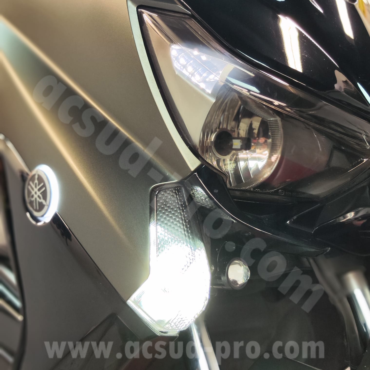Feu additionnel LED RB Max Yamaha 530-560 cc 2015-2024 / Tracer 7-9 / MT 07-09-10 / Ténéré 700 / XMAX 125 cc / NMAX (Ø50 mm) - La paire - vue 3