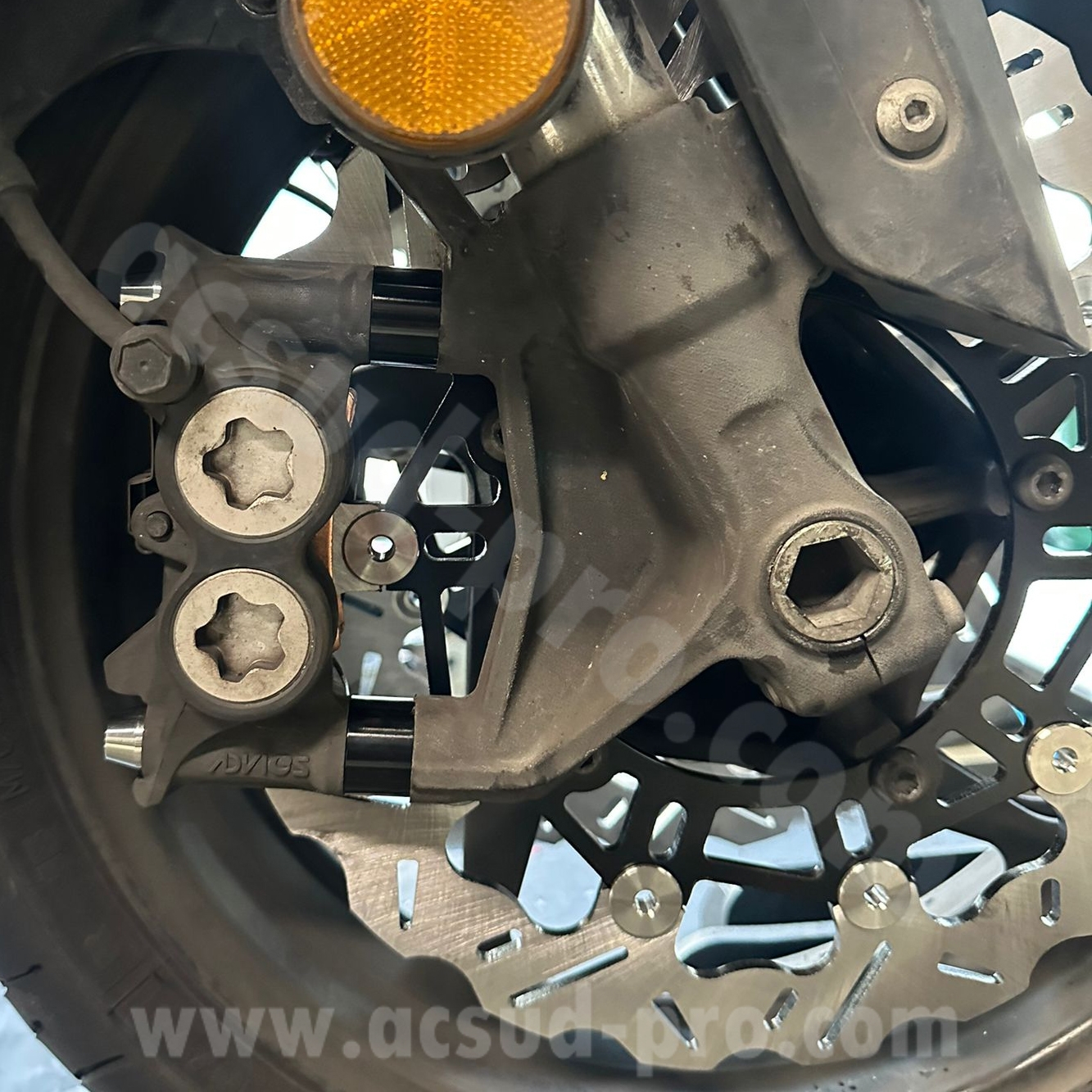 Kit vis + entretoise pour freinage oversize RB max performance adapt. yamaha TMAX 530-560 cc 2015-2024 ( montage pour disque 282028A / 282020M Ø300MM) - vue 2
