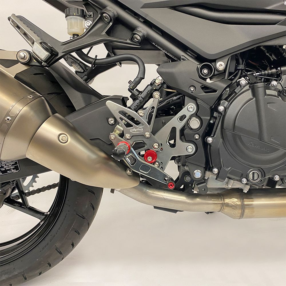 Repose-pieds complets reculés ALPHA TECHNIK titane Kawasaki Ninja 400 à partir de 2018 / Z400 à partir de 2019 ABE - vue 4