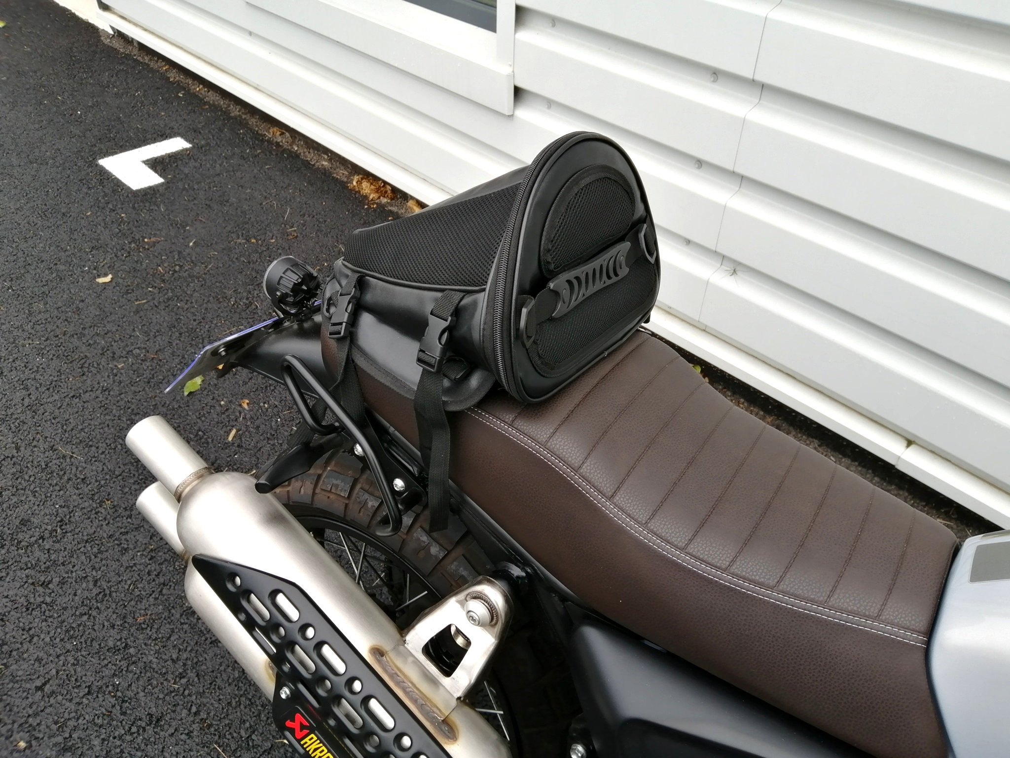 Sacoche Capot de Selle Café Racer Brazoline - vue 4
