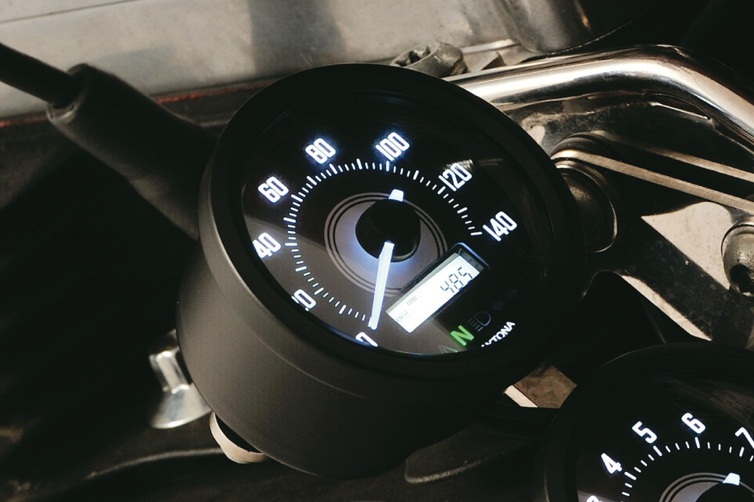 DAYTONA Compteur numérique VELONA 2 noir 60 mm jusqu'à 140 km/h avec support - vue 2