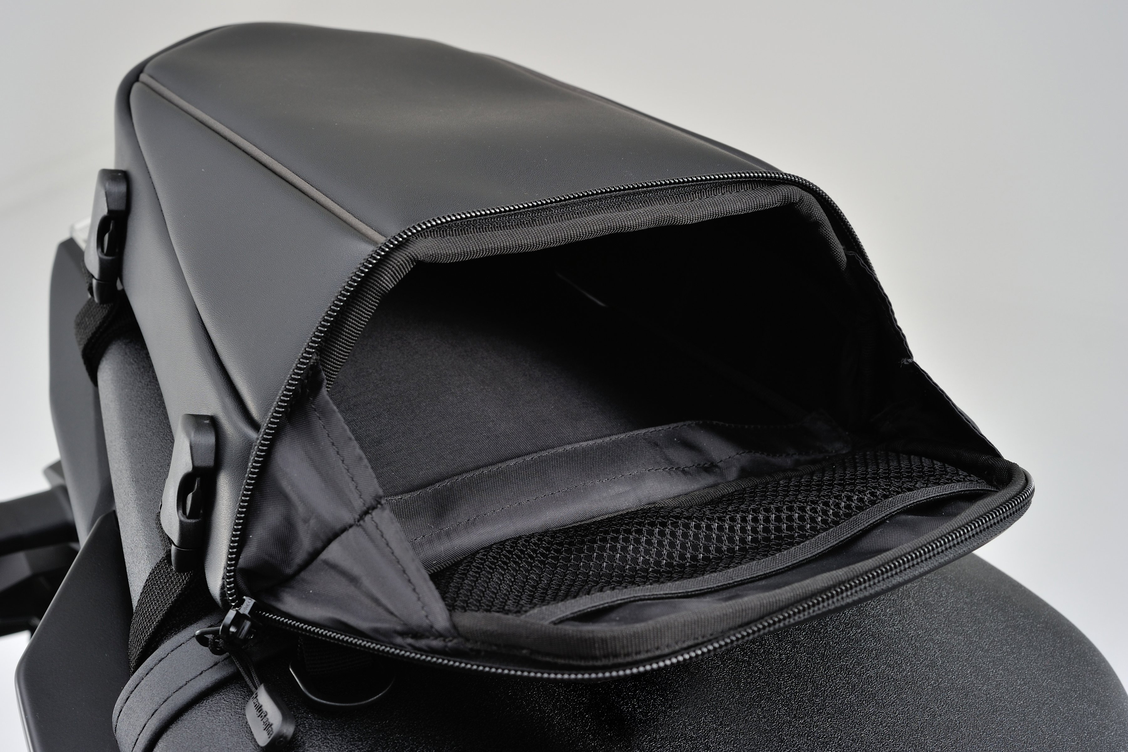 Sacoche de selle Daytona Henlybegins 4L DH-708 noir - vue 3