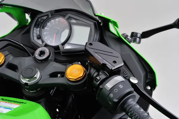 Bouchon maître-cylindre avant Kawa DAYTONA - vue 3