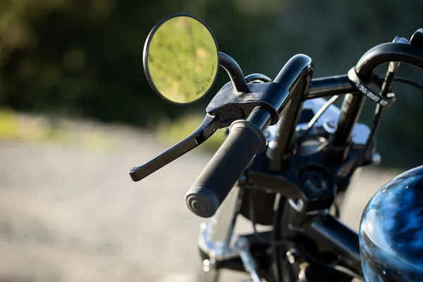 Rétroviseur utilitaire Biltwell avec fixation sur cocotte - vue 2