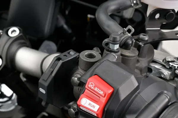 Boulon de fixation rétroviseur Daytona - vue 6