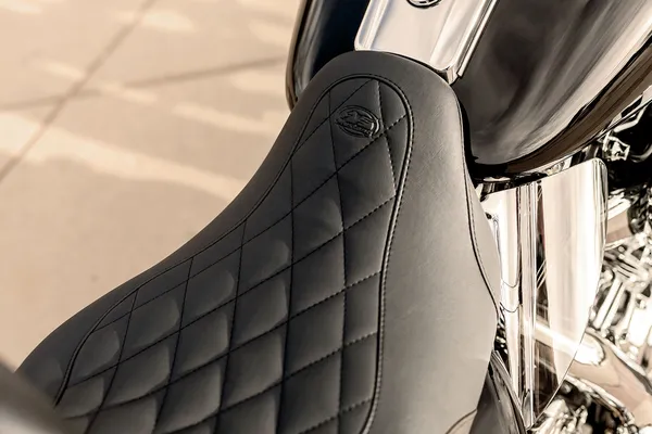 Selle solo Wide Tripper avec dossier amovible pour conducteur MUSTANG - vue 3