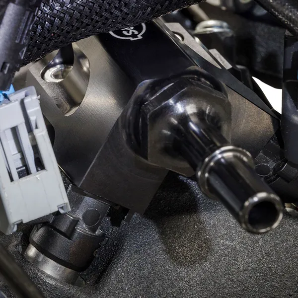 Kit Rail de Carburant Billet Noir M8 S&S Cycle - vue 2