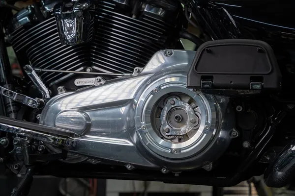 Couvre-moteur Assault Derby avec fenêtre TRASK - vue 2