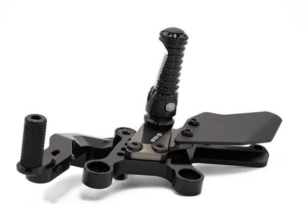 Adjustable rearset black yamah - vue 3