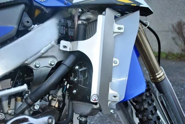 Protections radiateurs AXP Racing WRF BL - vue 2
