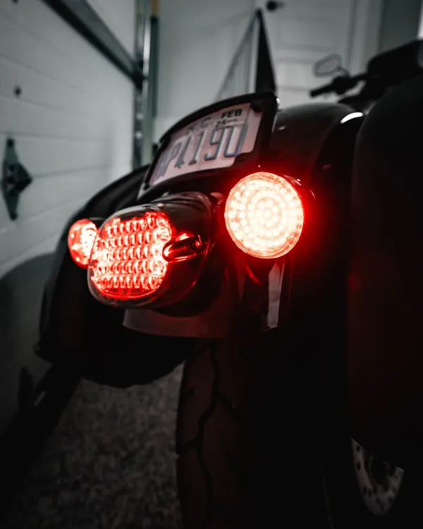 Clignotant Arrière Bullet Rouge Genesis® 4 Custom Dynamics - vue 3