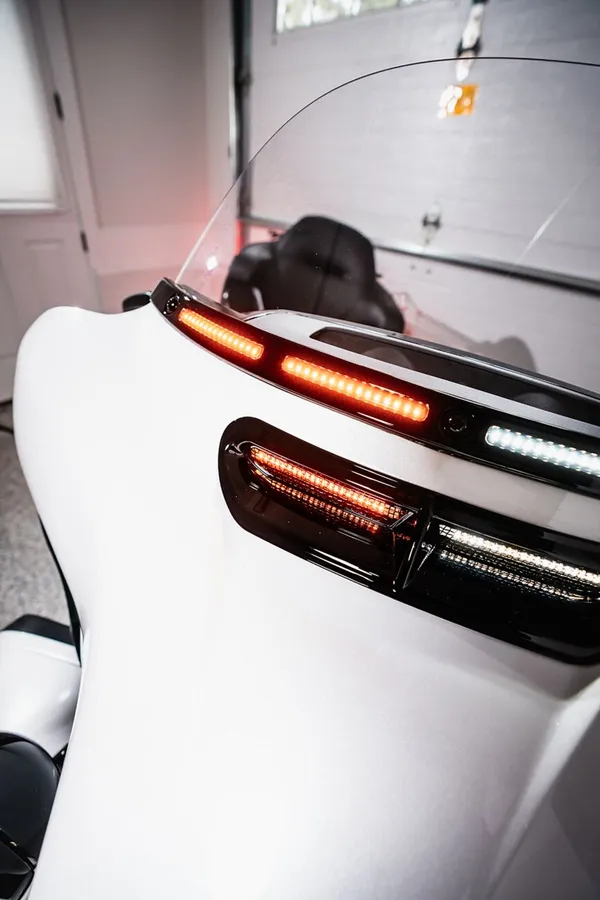 Garniture de pare-brise Batwing Genesis® 4 Dynamic LED CUSTOM DYNAMICS - vue 2