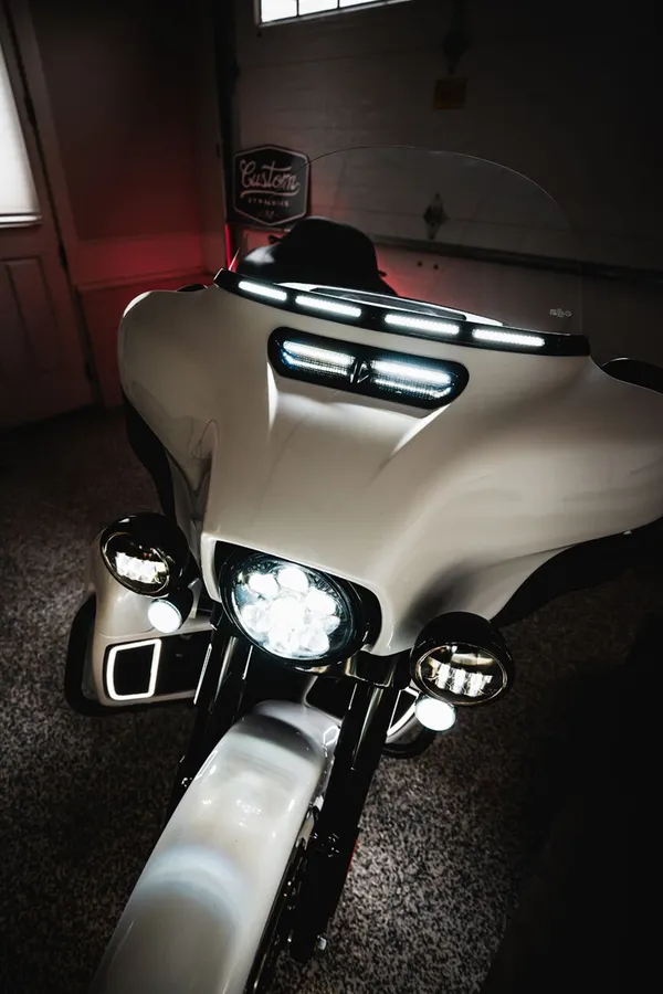 Garniture de pare-brise Genesis 4 Dynamic LED Batwing CUSTOM DYNAMICS - vue 2