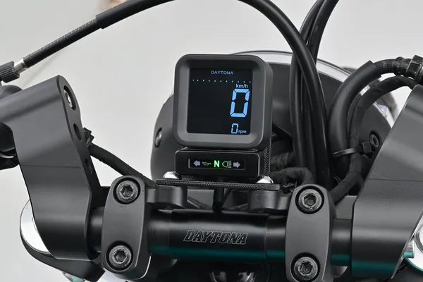 Compteur de vitesse et compte-tours LCD numérique Cube Daytona - vue 2