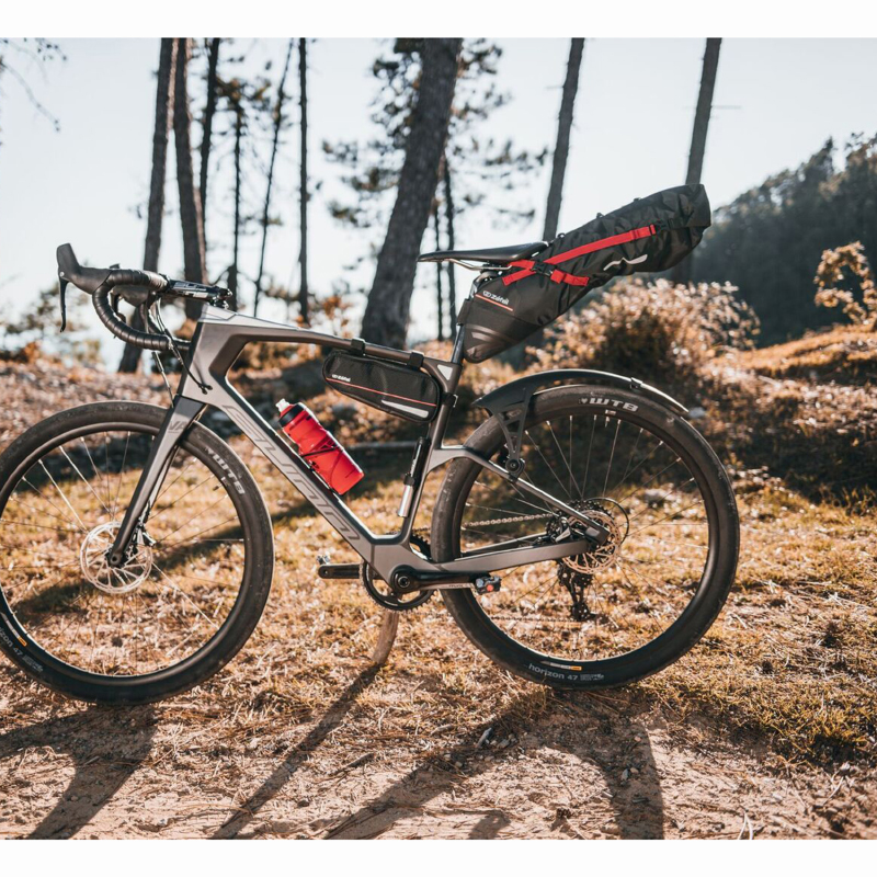 Sacoche de selle velo Zefal z adventure R17 noir-rouge etanche fixation velcro 17L ( l 62CM x l 24CM x 20CM) charge maxi 5KGS - vue 4