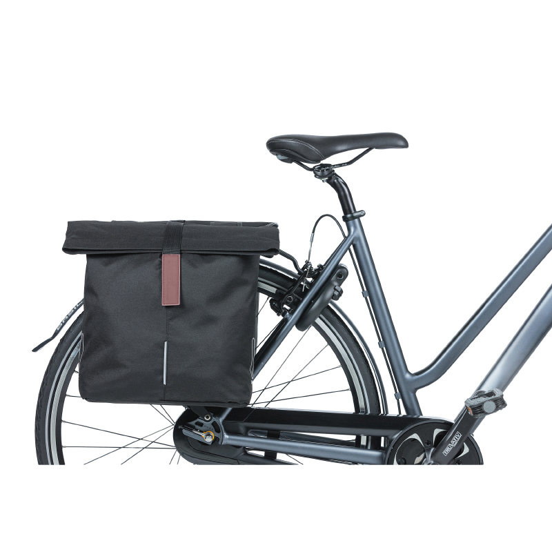 Sacoche arriere velo double Basil city noir 28-32L fixation velcros sur porte bagage (30X18X49CM) fermeture pliant anti-pluie - vue 5