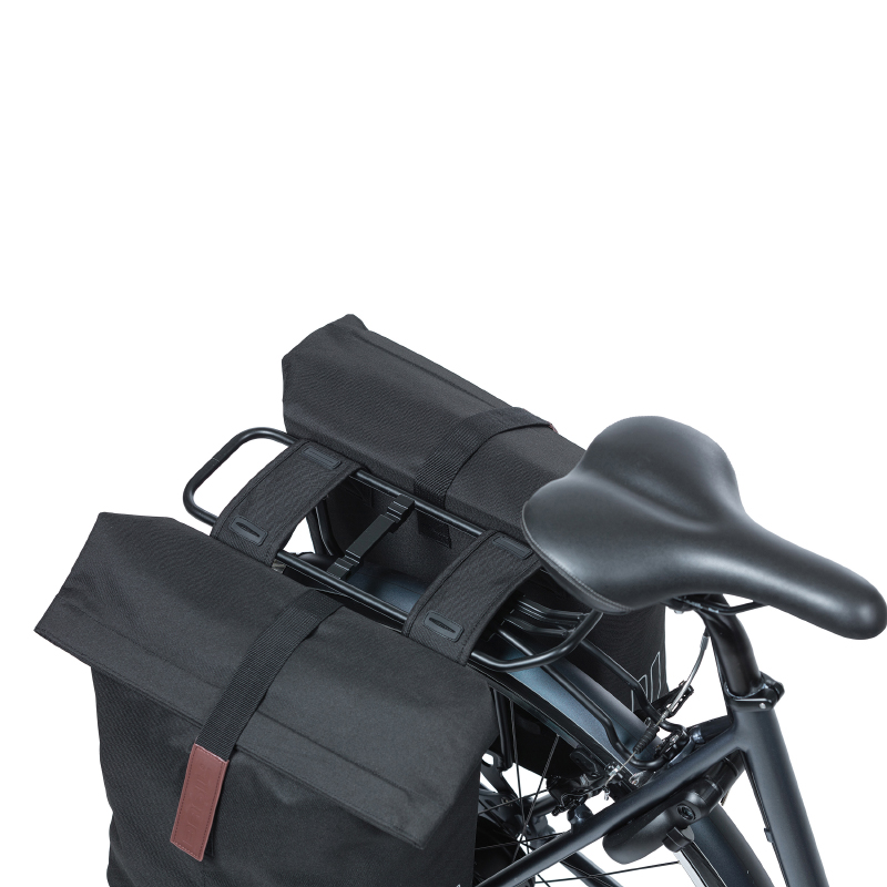Sacoche arriere velo double Basil city noir 28-32L fixation velcros sur porte bagage (30X18X49CM) fermeture pliant anti-pluie - vue 6