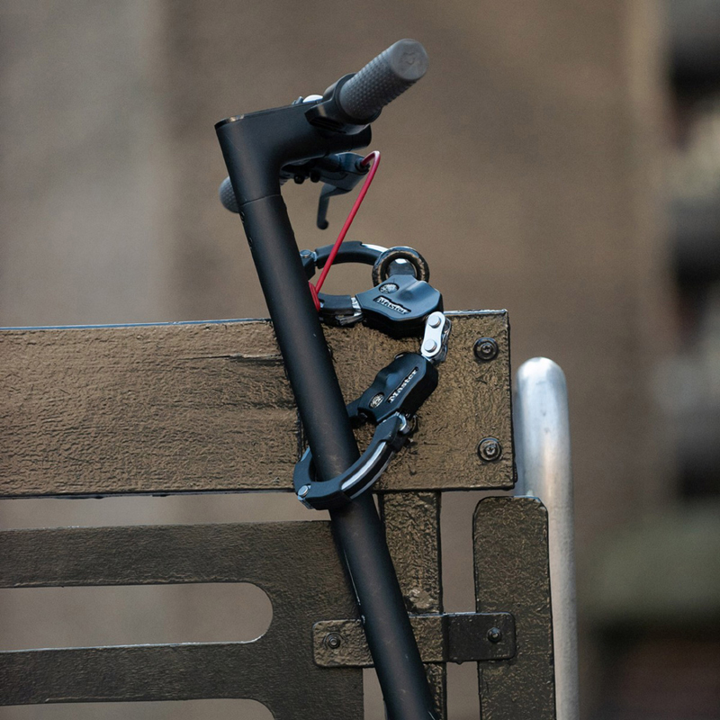 Antivol vélo trottinette à menotte Masterlock Street Cuff L36 cm avec 4 clés niveau sécurité 9 - vue 3