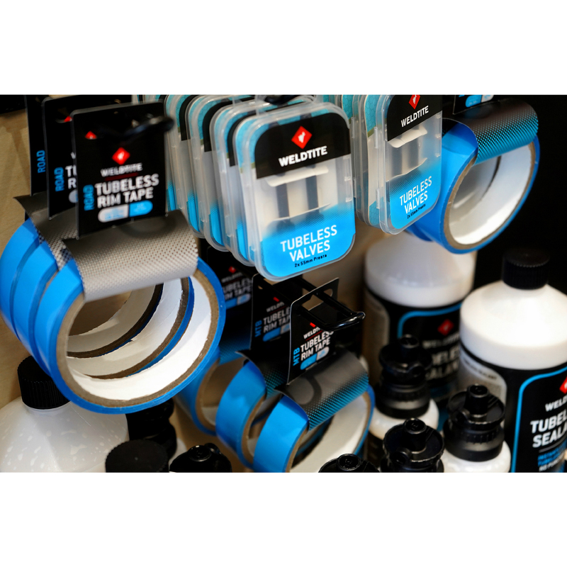 Présentoir PLV Weldtite bois tubeless complet (4x1L préventif tubeless - 8x240ml préventif tubeless - 12 kits de 2 valves tubeless - 7 fonds jante tubeless VTT - 4 fonds jante tubeless route) - vue 2