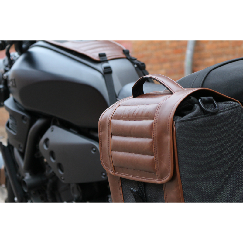 SACOCHE CAVALIERE LATERALE SHAD SR38 CAFE RACER IMPERMEABLE MARRON 10L (fixation SR SIDE BAG HOLDER vendue séparément) (X0SR38) - vue 6