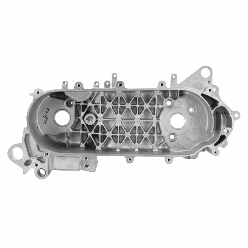 Carter moteur scoot adaptable sym 50 orbit, mio 4T - peugeot 50 vivacity 3, ludix 4T (moteur GY6 137QMB) (gauche cote variation - longueur 430MM) (OEM 11200-awa-000) -P2R - vue 2