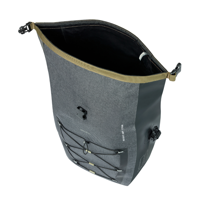 Sacoche arriere velo laterale Basil navigator cyclotouriste waterproof 25-31L noir fixation mik studs sur porte bagage (32X15X37CM) avec poignee et bandouillere fermeture enroulement - vue 6