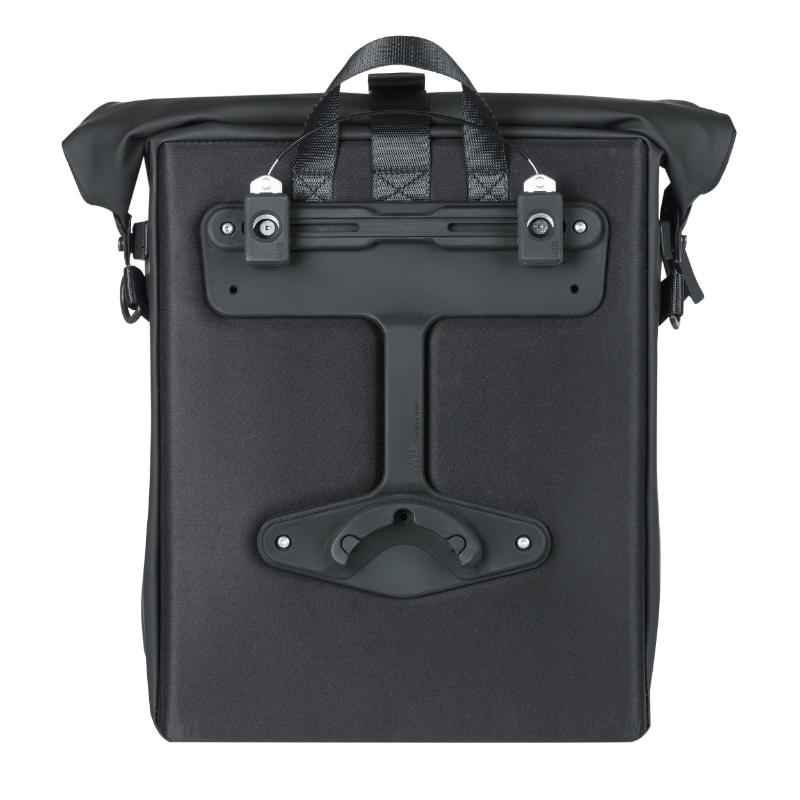 Sacoche arrière sac à dos vélo latérale Basil Soho 17L noir fixation porte-bagages système MIK Studs avec éclairage LED (31x16x37cm) - vue 5