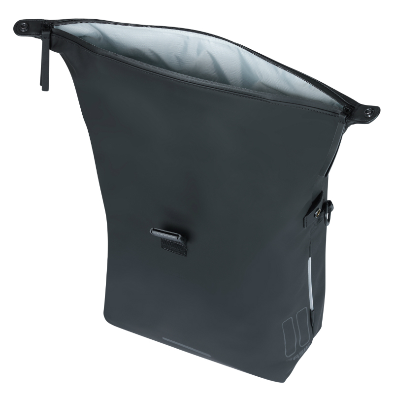 Sacoche arrière sac à dos vélo latérale Basil Soho 17L noir fixation porte-bagages système MIK Studs avec éclairage LED (31x16x37cm) - vue 6