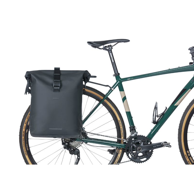 Sacoche arrière sac à dos vélo latérale Basil Soho 17L noir fixation porte-bagages système MIK Studs avec éclairage LED (31x16x37cm) - vue 7