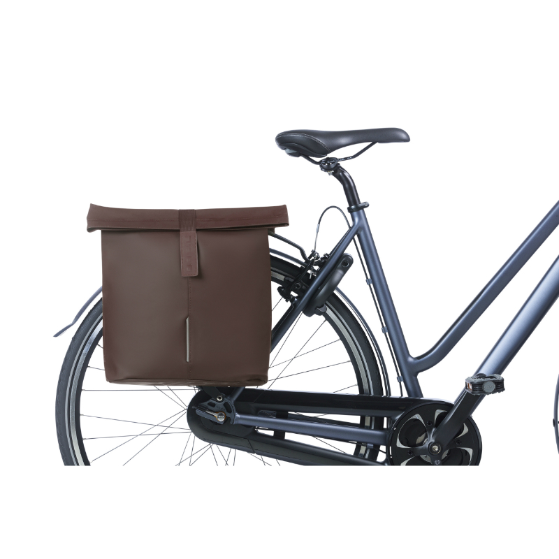Sacoche arrière vélo double Basil cuir végan marron 28-32L fixation universelle - vue 7
