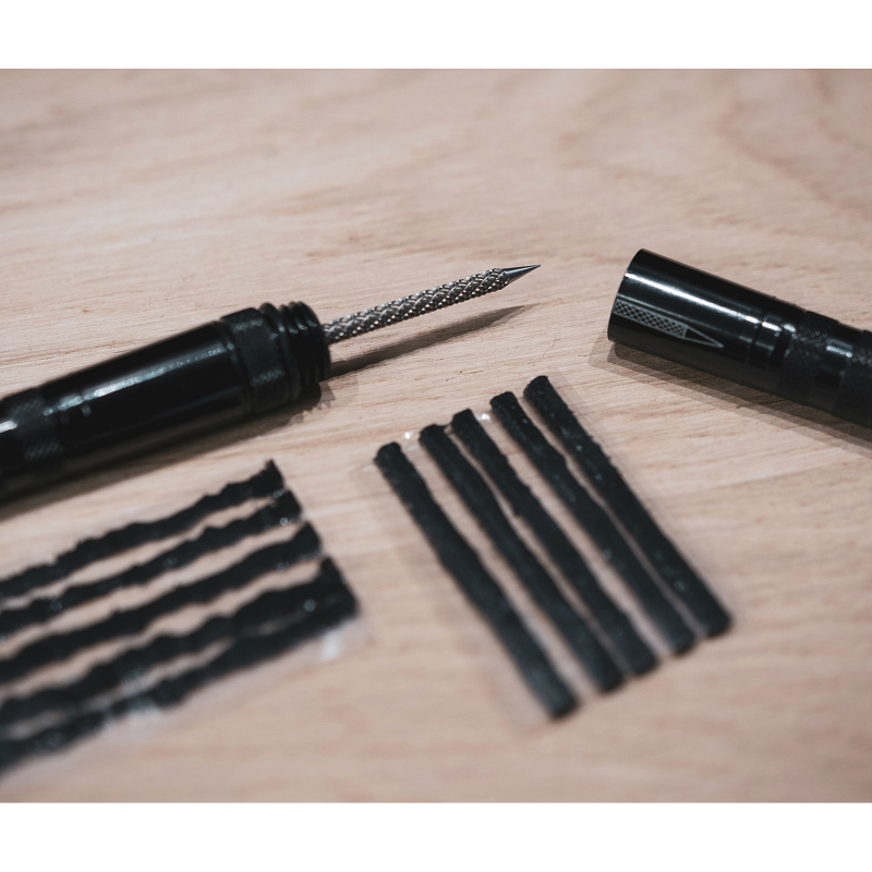 Kit réparation pneu tubeless route-VTT Hutchinson par l'extérieur avec mèches - capsule alu (5 mèches Ø 1,5 mm + 5 mèches Ø 3 mm + outil) - vue 3