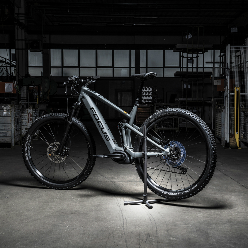 Présentoir-support 1 vélo sur pied Officine Parolin noir démontable - vue 2