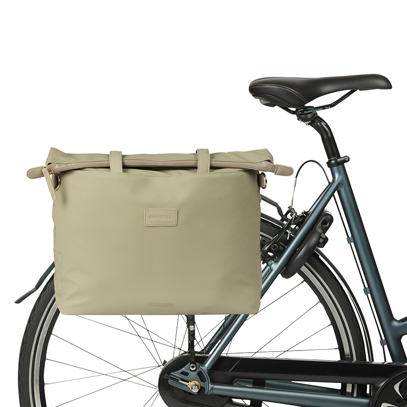 Sacoche arriere velo laterale sac ordinateur portable Basil manhattan waterproof beige droit-gauche 12L fixation hook on (12X38X30CM) fermeture pliant anti-pluie - vue 8