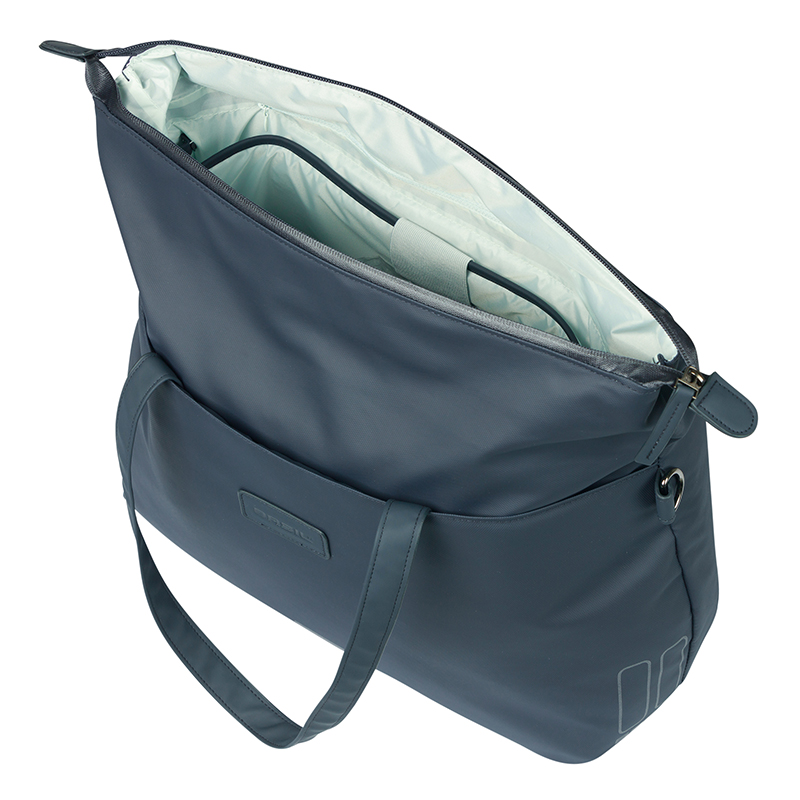 Sacoche arriere velo laterale sac ordinateur portable Basil manhattan waterproof bleu marine droit-gauche 12L fixation hook on (12X38X30CM) fermeture pliant anti-pluie - vue 4