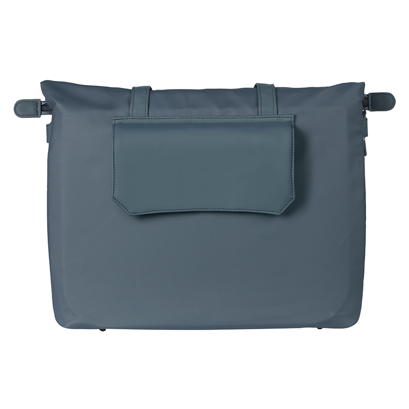 Sacoche arriere velo laterale sac ordinateur portable Basil manhattan waterproof bleu marine droit-gauche 12L fixation hook on (12X38X30CM) fermeture pliant anti-pluie - vue 6