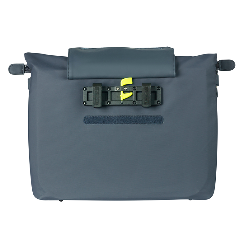 Sacoche arriere velo laterale sac ordinateur portable Basil manhattan waterproof bleu marine droit-gauche 12L fixation hook on (12X38X30CM) fermeture pliant anti-pluie - vue 7