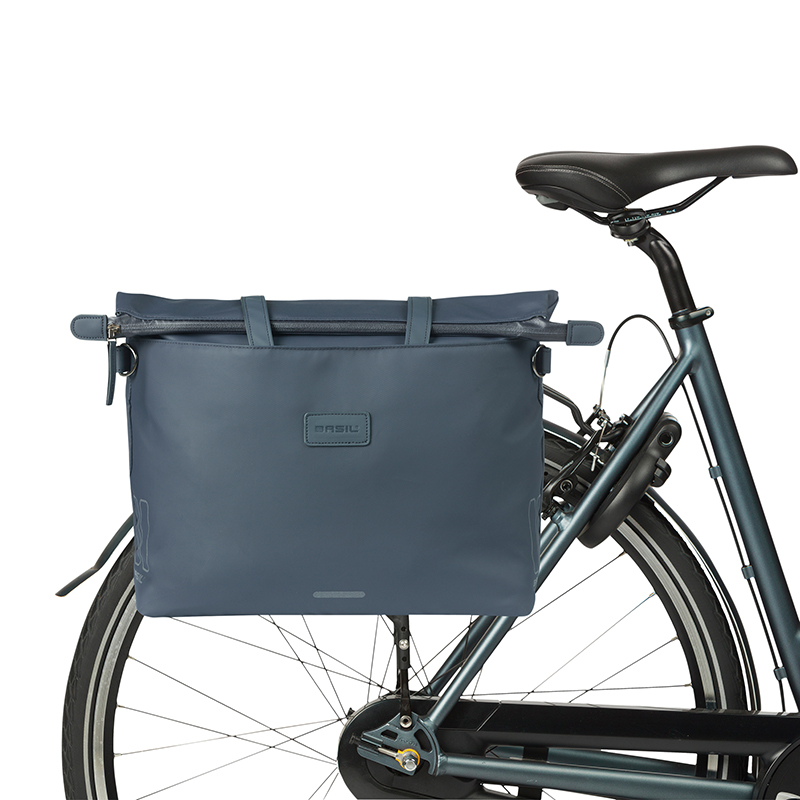 Sacoche arriere velo laterale sac ordinateur portable Basil manhattan waterproof bleu marine droit-gauche 12L fixation hook on (12X38X30CM) fermeture pliant anti-pluie - vue 8