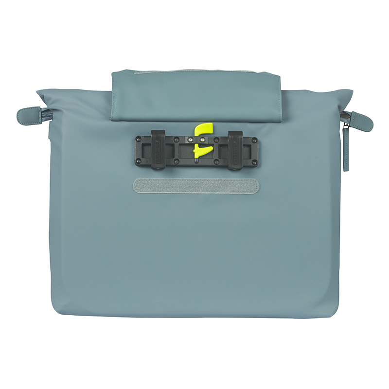 Sacoche arriere velo laterale sac ordinateur portable Basil manhattan waterproof bleu droit-gauche 12L fixation hook on (12X38X30CM) fermeture pliant anti-pluie - vue 7