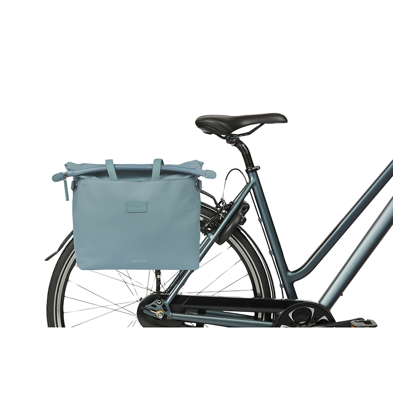 Sacoche arriere velo laterale sac ordinateur portable Basil manhattan waterproof bleu droit-gauche 12L fixation hook on (12X38X30CM) fermeture pliant anti-pluie - vue 8