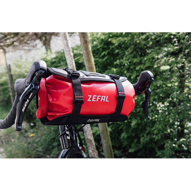 Sacoche de cintre-guidon velo Zefal z adventure F5 rouge etanche fixation auto-agrippantes - clips (l 150 x l 380 x h 150MM - 5LITRES) charge maxi 4KGS - vue 4