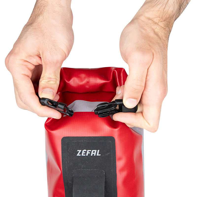 Sacoche de fourche velo Zefal z adventure dry bag rouge etanche fixation sangles auto-agrippantes - clips (LG28.5CM - 4LITRES) charge maxi 2.5KGS (support fixation non inclus ref: 199763) - vue 5