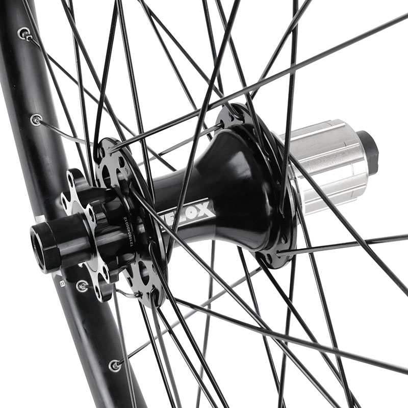 Roue VTT disque 26" Klixx tubeless ready arrière noir moyeu Velox D462DB cassette 11-10-9V disque 6 trous axe traversant 12-142 jante 23C 32 rayons all mountain - vue 3