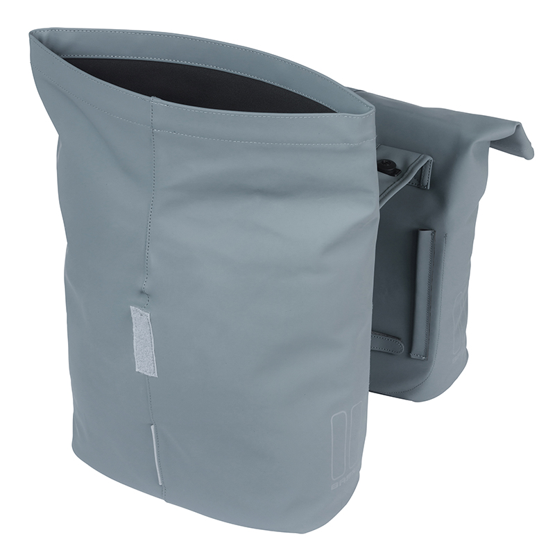 Sacoche arrière vélo double Basil vegan bleu imitation cuir 28-32L fixation porte-bagages - vue 4