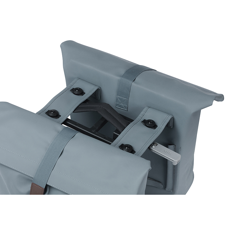 Sacoche arrière vélo double Basil vegan bleu imitation cuir 28-32L fixation porte-bagages - vue 6