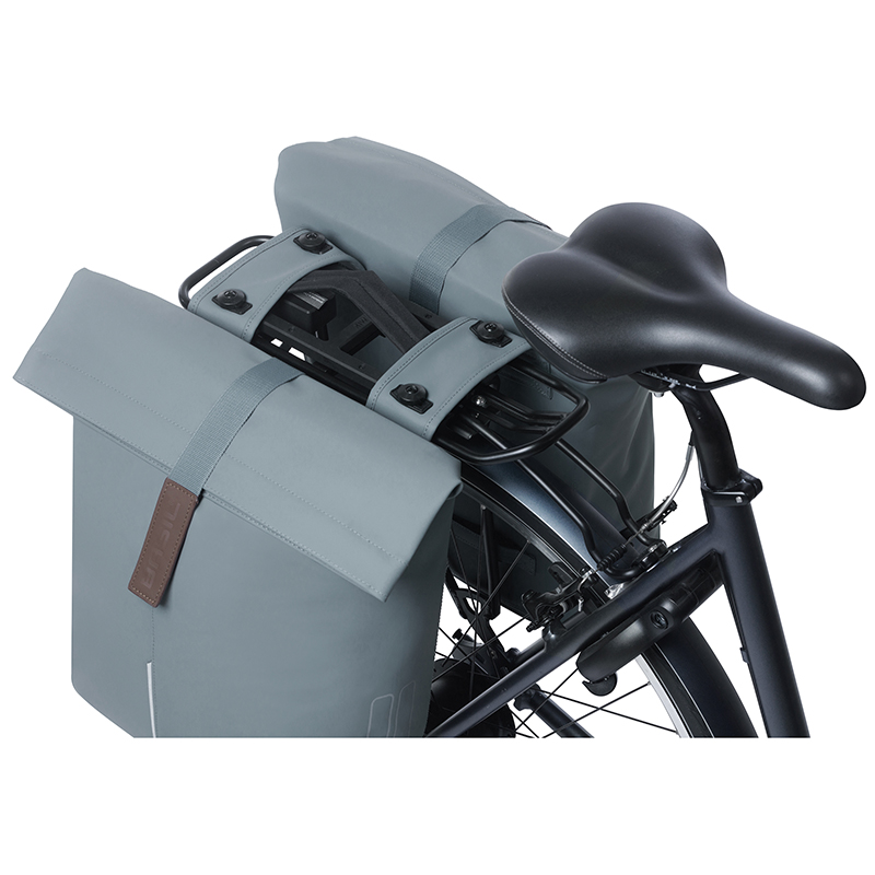 Sacoche arrière vélo double Basil vegan bleu imitation cuir 28-32L fixation porte-bagages - vue 7