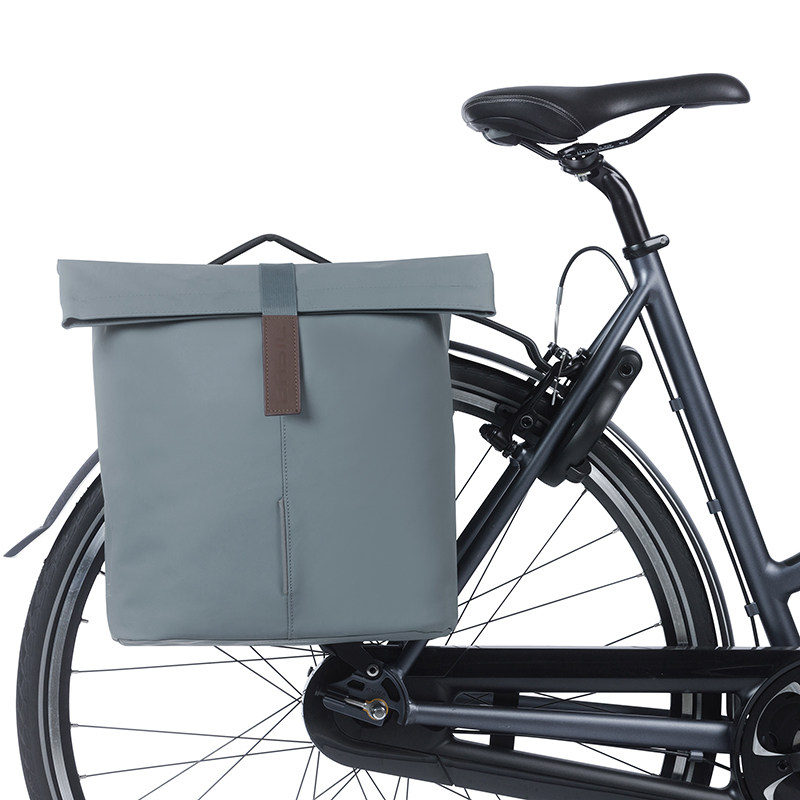 Sacoche arrière vélo double Basil vegan bleu imitation cuir 28-32L fixation porte-bagages - vue 8