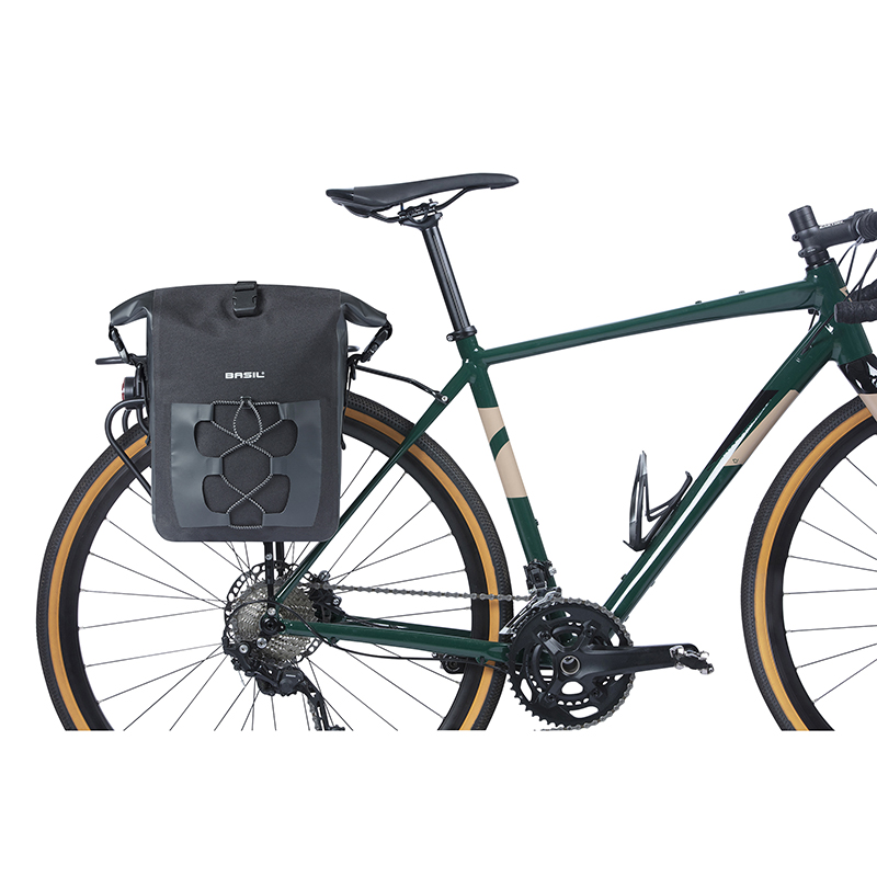 Sacoche arriere velo laterale Basil navigator cyclotouriste waterproof 12-15L noir fixation mik hooks on sur porte bagage (32X15X25.5CM) avec poignee et bandouillere fermeture enroulement - vue 5