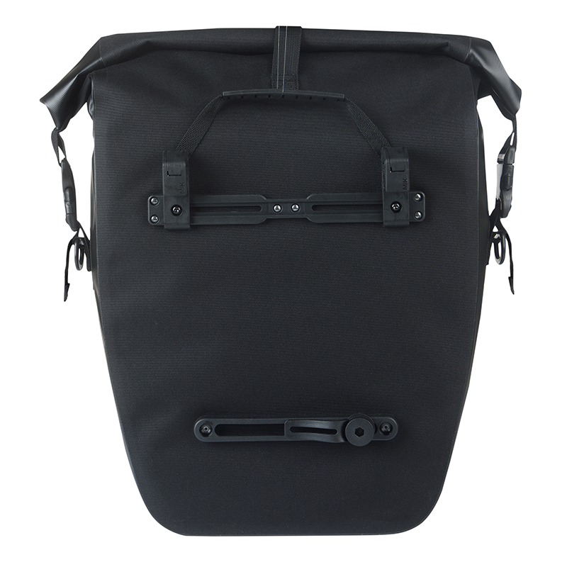 Sacoche arriere velo laterale Basil navigator cyclotouriste waterproof 25-31L noir fixation hook on sur porte bagage (32X15X37CM) avec poignee et bandouillere fermeture enroulement - vue 4