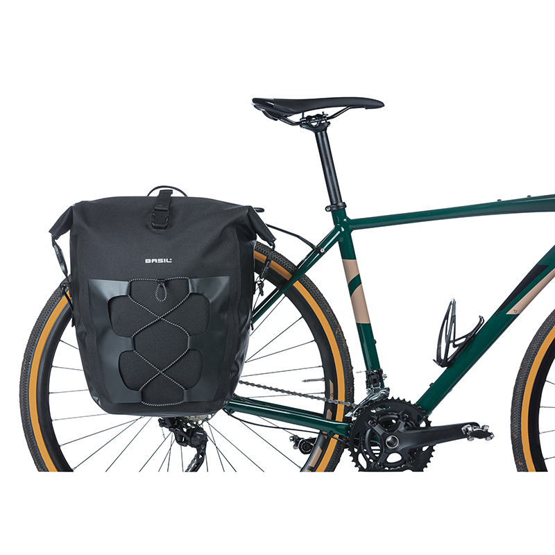 Sacoche arriere velo laterale Basil navigator cyclotouriste waterproof 25-31L noir fixation hook on sur porte bagage (32X15X37CM) avec poignee et bandouillere fermeture enroulement - vue 5